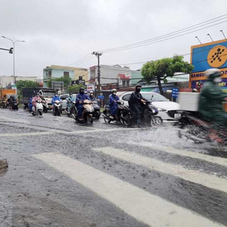 Học sinh Đà Nẵng nghỉ học khẩn cấp trước ảnh hưởng của bão số 13